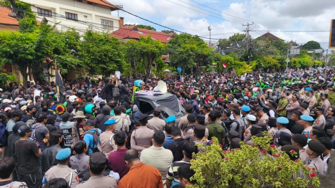 Aksi Demo Polisi Tumpah di Bali, Ratusan Ojol dan Mahasiswa Geruduk Polda Bali