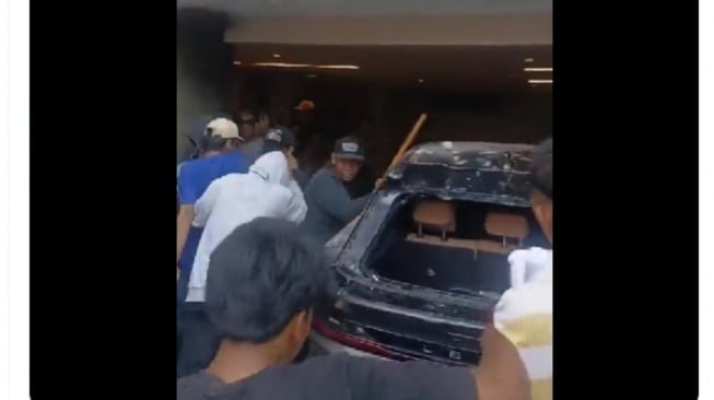 Brutal! Mobil Mewah Ahmad Sahroni Dihancurkan Massa di Garasi Rumahnya