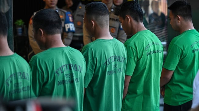Anggota Brimob yang terduga sebagai pelaku dihadirkan saat penyampaian keterangan pers terkait kasus meninggalnya pengemudi ojek online akibat terlindas rantis Brimob di Mabes Polri Jakarta, Jumat (29/8/2025). [ANTARA FOTO/Fauzan/nym]
