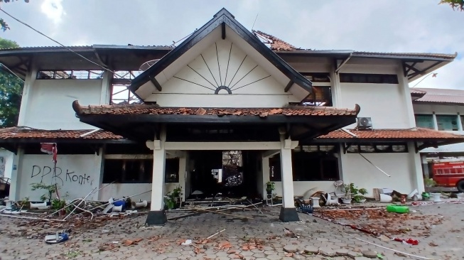 Pendemo di Solo Beringas! Bakar Gedung Sekwan DPRD Kota Solo