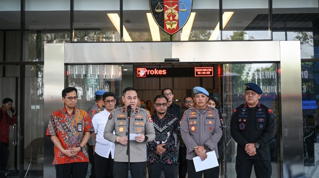 Kadiv Propam Mabes Polri Irjen Pol Abdul Karim (kedua kanan), Karopenmas Divisi Humas Polri, Brigjen Pol. Trunoyudo Wisnu Andiko (ketiga kiri), Dankorbrimob Polri Komjen Pol. Imam Widodo (kanan), Komisioner Kompolnas Choirul Anam (tengah) dan Dirjen Pelayanan dan Kepatuhan Kementerian HAM Munafrizal Manandi (kiri) menyampaikan keterangan pers terkait kasus meninggalnya pengemudi ojek online akibat terlindas rantis Brimob di Mabes Polri Jakarta, Jumat (29/8/2025). [ANTARA FOTO/Fauzan/nym]
