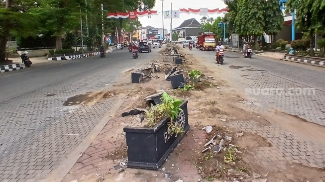 Kondisi taman di Jalan Jenderal Sudirman yang rusak. (Suara.com/Ari Welianto)