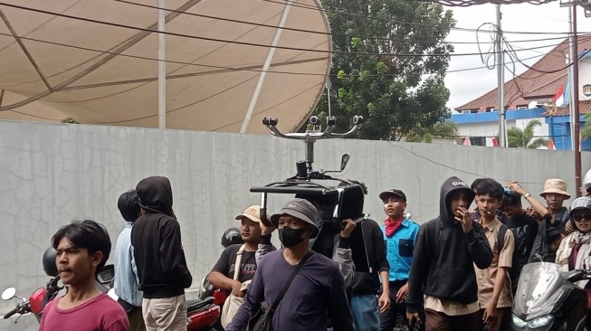 Massa Jarah Fasilitas Gedung DPRD NTB Sebelum Dibakar : Lebih Baik Kita Bawa