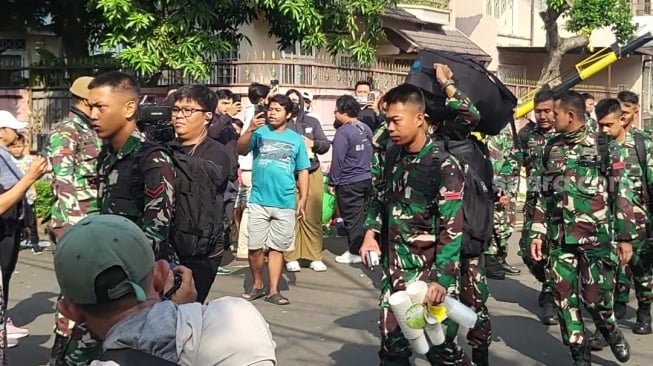 Kondisi Terkini di Rumah Sri Mulyani Usai Penjarahan: Puluhan Prajurit TNI Berjaga (Suara.com/Dinda)