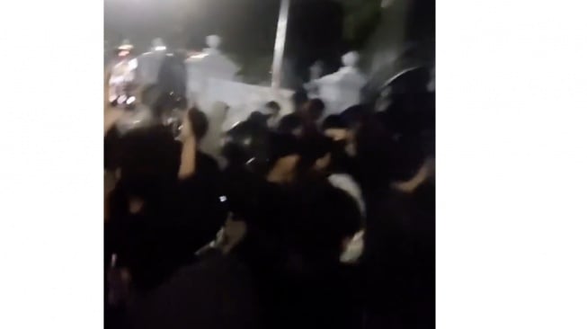 Rumah anggota DPR RI dari Fraksi PAN, Uya Kuya digeruduk massa. [Suara.com]
