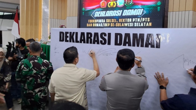 Gubernur Sulawesi Selatan, Andi Sudirman Sulaiman menginisiasi penandatanganan maklumat aksi damai yang melibatkan seluruh unsur Forum Koordinasi Pimpinan Daerah (Forkopimda), Minggu 31 Agustus 2025 [Suara.com/Lorensia Clara]
