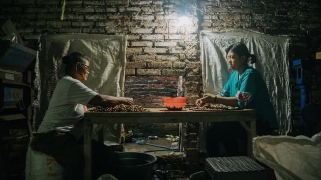 Maia, remaja difabel Temanggung yang sukses mengembangkan kopi robusta. (Ist)