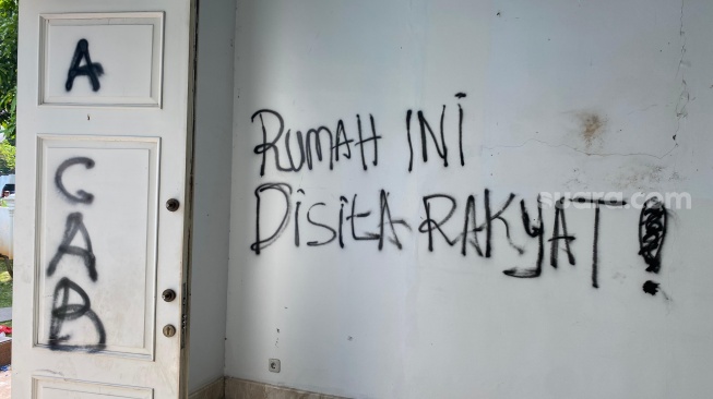 Penampakan rumah Uya Kuya usai dijarah massa pada Sabtu, 30 Agustus 2025 [Suara.com/Tiara Rosana]