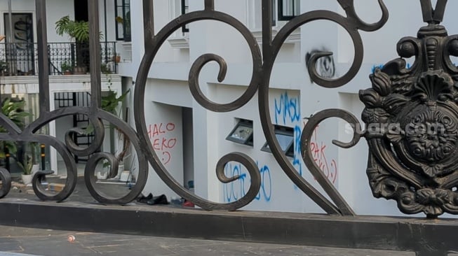 Penampakan rumah Eko Patrio yang ada di kawasan Setiabudi, Jakarta Selatan usai dijarah massa pada Sabtu malam, 30 Agustus 2025 [Suara.com/Adiyoga Priyambodo]
