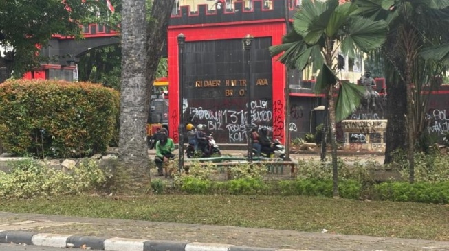 Vandalisme di depan Mako Brimob Kwitang masih tersisa hingga Minggu (31/8/2025) siang. [Suara.com/Faqih]