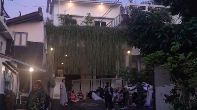 Suasana rumah di ujung jalan yang disebut warga sekitar sebagai kediaman Menteri Keuangan Sri Mulyani di Jalan Mandar, Bintaro, Tangerang Selatan, setelah menjadi sasaran penjarahan massa tak dikenal pada Minggu (31/8) dini hari. ANTARA/Jafar Sidik