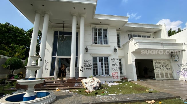 Penampakan rumah Uya Kuya usai dijarah massa pada Sabtu, 30 Agustus 2025 [Suara.com/Tiara Rosana]