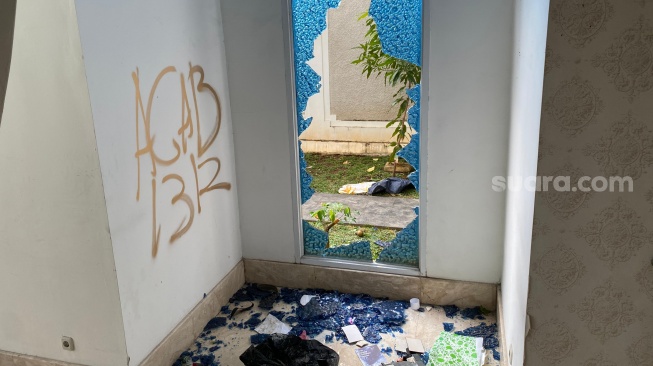 Penampakan rumah Uya Kuya usai dijarah massa pada Sabtu, 30 Agustus 2025 [Suara.com/Tiara Rosana]