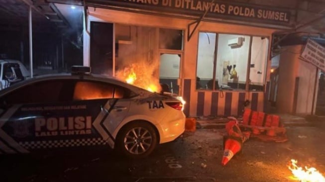 Pos polisi di Palembang dibakar massa