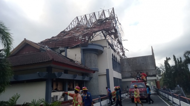Bantahan Polda NTB: Tidak Ada Penangkapan dalam Demo Berujung Pembakaran DPRD