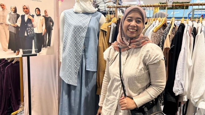 Pengelola Bazar Locapop, Eras Pragitha di AEON Mall Tanjung Barat (Suara.com/Dini Afrianti)
