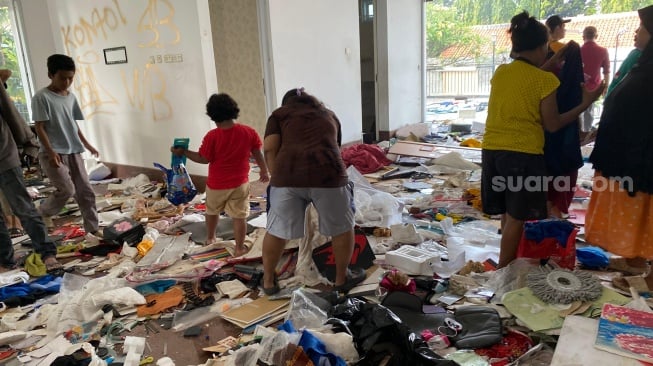 Penampakan rumah Uya Kuya usai dijarah massa pada Sabtu, 30 Agustus 2025 [Suara.com/Tiara Rosana]