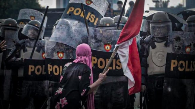 Akademisi Sentil Kapolri: Aksi Represif Polisi Beredar Seantero Dunia