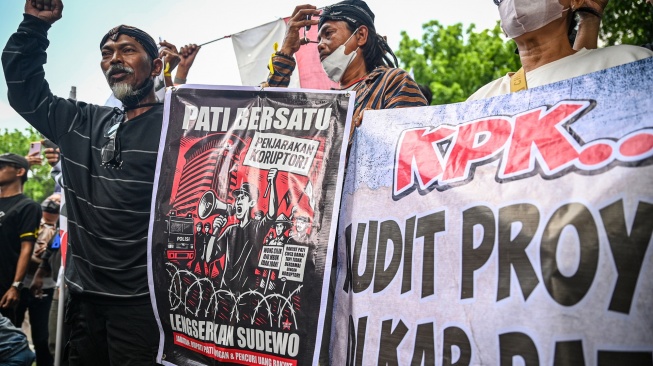 Massa yang tergabung dalam Aliansi Masyarakat Pati Bersatu (AMPB) mengikuti aksi di depan Gedung Merah Putih KPK, Jakarta, Senin (1/9/2025). [ANTARA FOTO/Fauzan/wpa]