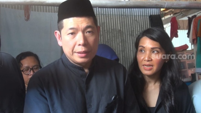 Chief Executive Officer (CEO) Grab, Anthony Tan datang langsung menemui keluarga pengemudi ojek online di kota Makassar, Senin 1 September 2025. Pengemudi Ojol meninggal dunia setelah dikeroyok massa saat kerusuhan di Jalan Urip Sumoharjo [Suara.com/Lorensia Clara]