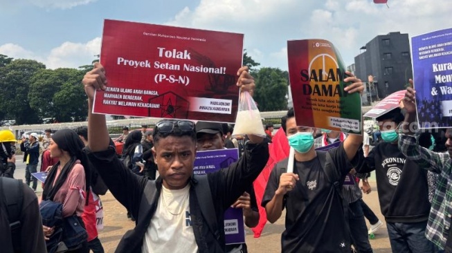 GMNI Geruduk DPR: Tuntut Pecat Kapolri dan Makzulkan Gibran