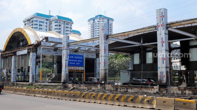 Kendaraan memasuki gerbang Tol Senayan pasca terbakar di Jakarta, Senin (1/9/2025). [Suara.com/Alfian Winanto]
