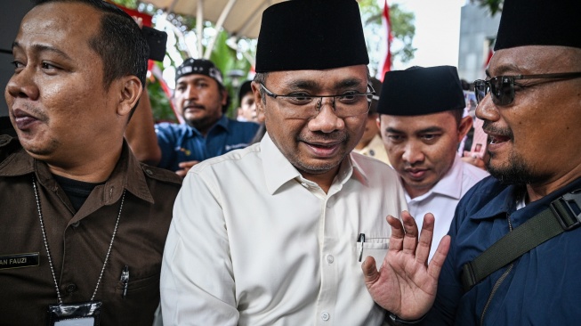Mantan Menteri Agama Yaqut Cholil Qoumas (kedua kiri) berjalan keluar usai menjalani pemeriksaan di Gedung Merah Putih KPK, Jakarta, Senin (1/9/2025). [ANTARA FOTO/Fauzan/nz]