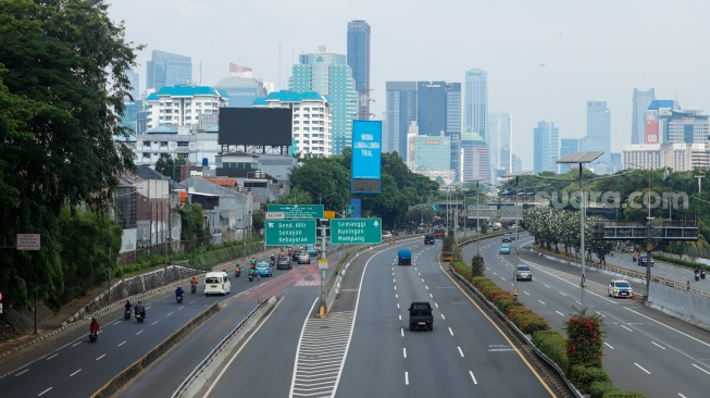 Suasana kendaraan melintas di Jalan Gatot Subroto dan Tol Dalam Kota di  Jakarta, Senin (1/9/2025). [Suara.com/Alfian Winanto]