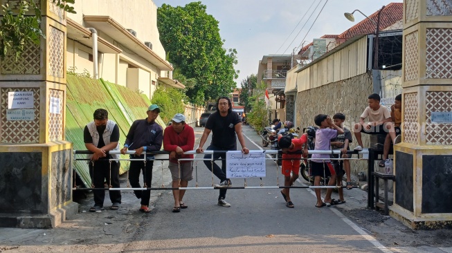 Antisipasi Rusuh, Cerita Warga Solo Kompak Tutup Jalan Kampung Saat Demo
