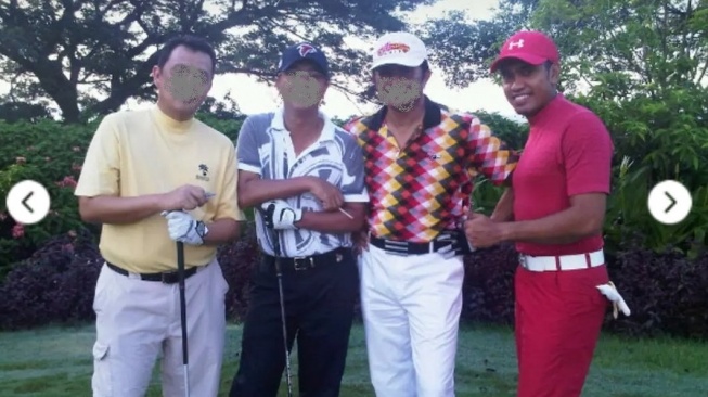 Foto lawas Ahmad Sahroni saat bermain golf kini viral di media sosial. [Instagram]