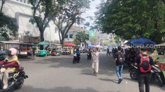 Pedagang Ramai-ramai Padati Kawasan DPRD Sumbar, Penjual: Dapat Info Demo Hari Ini!