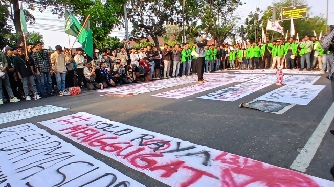 Aksi Aliansi BEM Soloraya di Depan DPRD Solo, Senin (1/9/2025). [Suara.com/Ari Welianto]