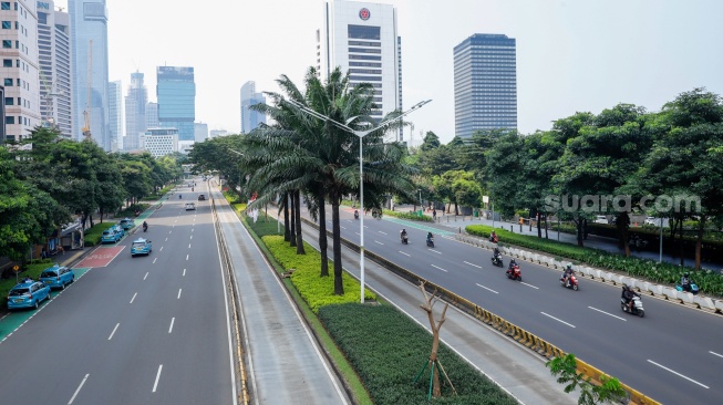 Suasana kendaraan melintas di Jalan Sudirman-Thamrin, Jakarta, Senin (1/9/2025). [Suara.com/Alfian Winanto]