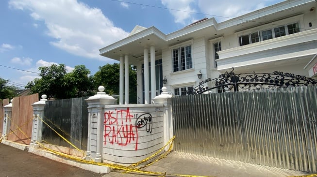 Kondisi terkini rumah Uya Kuya usai dijarah warga di kawasan Duren Sawit, Jakarta Timur pada Senin, 1 September 2025.  [Suara.com/Tiara Rosana]