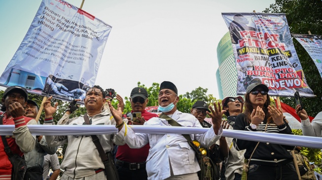 Massa yang tergabung dalam Aliansi Masyarakat Pati Bersatu (AMPB) mengikuti aksi di depan Gedung Merah Putih KPK, Jakarta, Senin (1/9/2025). [ANTARA FOTO/Fauzan/wpa]