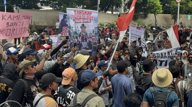 Ratusan warga Pati saat menggelar aksi demonstrasi di depan gedung KPK, Jakarta. (Suara.com/Dea)