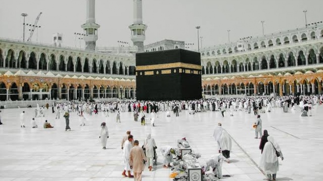 Apa Hukumnya Umrah Pakai Uang Haram? Ini Penjelasan Menurut Beberapa Mazhab