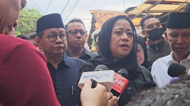 Ketua DPR RI Puan Maharani (kanan) dan Gubernur Jakarta Pramono Anung (kiri), saat melayat ke rumah Affan Kurniawan di Jakarta, Sabtu (30/8/2025). [ANTARA/Mecca Yumna]