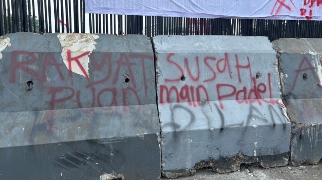 'Rakyat Susah, Puan Main Padel,' Sisa Amarah Demo Ricuh Terpampang di Dinding Gedung DPR