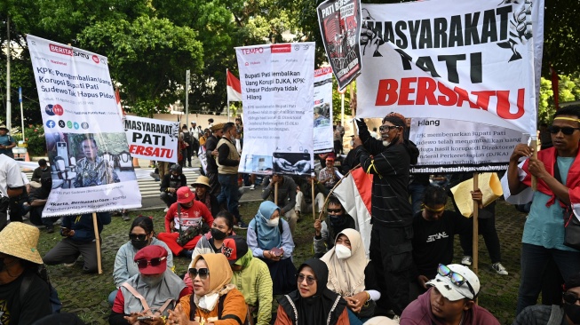 Massa yang tergabung dalam Aliansi Masyarakat Pati Bersatu (AMPB) mengikuti aksi di depan Gedung Merah Putih KPK, Jakarta, Senin (1/9/2025). [ANTARA FOTO/Fauzan/wpa]