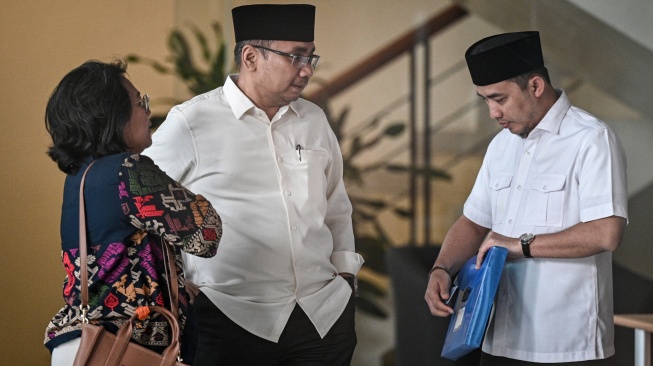 Mantan Menteri Agama Yaqut Cholil Qoumas (kanan) berjalan keluar usai menjalani pemeriksaan di Gedung Merah Putih KPK, Jakarta, Senin (1/9/2025). [ANTARA FOTO/Fauzan/nz]