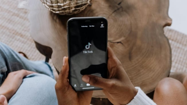 Ilustrasi Fitur Live TikTok hilang sampai kapan?. (Pexels/Cottonbro Studio)