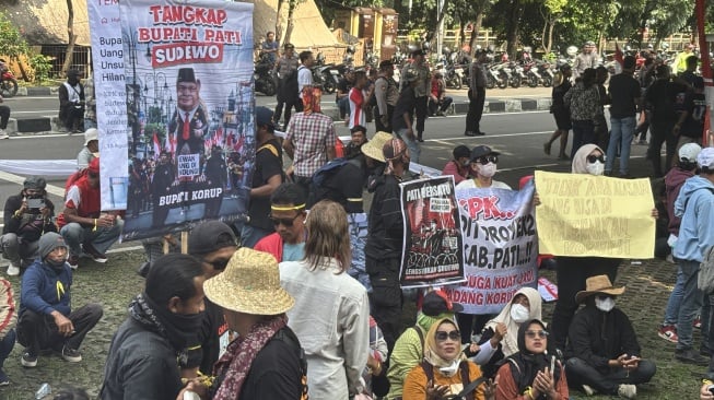 Gema 'Tangkap Sudewo!' Nyaring di Gedung KPK Pagi Ini