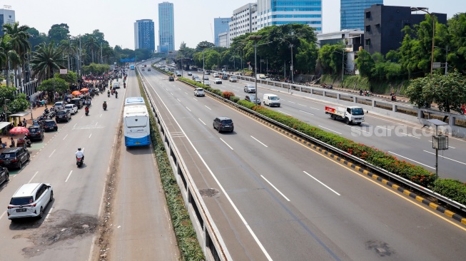Suasana kendaraan melintas di Jalan Gatot Subroto dan Tol Dalam Kota di  Jakarta, Senin (1/9/2025). [Suara.com/Alfian Winanto]