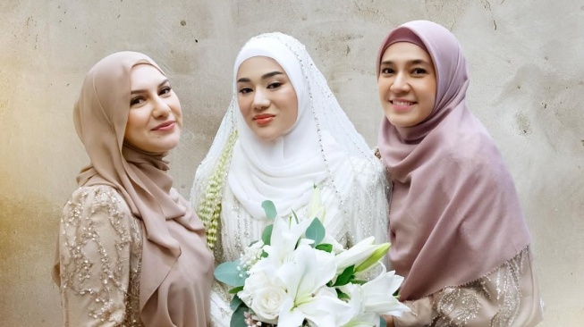 Clara Shinta bagikan foto canggung saat ingin memeluk suami (Instagram)