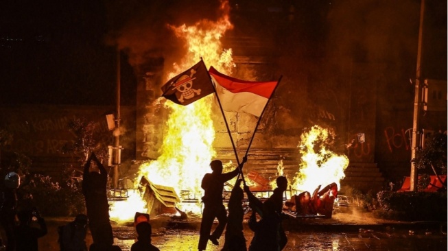Bendera merah putih yang berkibar pada aksi demonstrasi 29 Agustus di Jakarta (Instagram/suaradotcom)