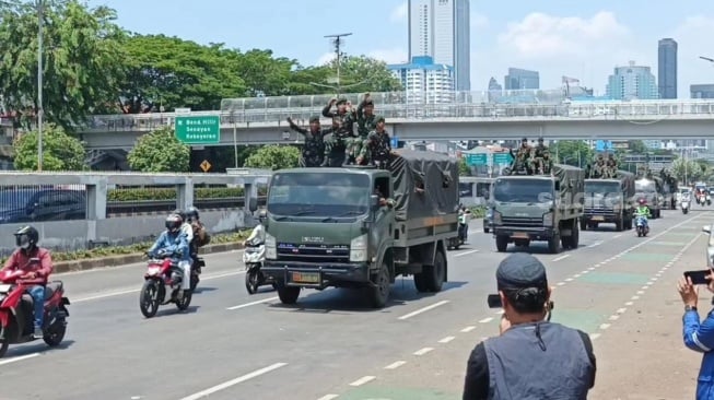 Kondisi Depan Gedung DPR Sepi Demonstran, Deretan Mobil TNI Keliling Amankan Jalan