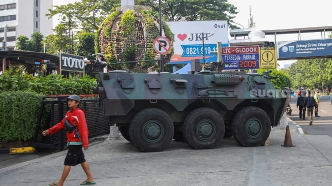 Kendaraan taktis TNI jenis Panser disiagakan di depan pusat perdagangan LTC Glodok, kawasan Glodok, Jakarta, Selasa (2/9/2025). [Suara.com/Alfian Winanto]