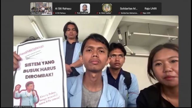 Perwakilan mahasiwa dan mahasiswi UNRI saat jumpa pers virtual dalam tema "Pembungkaman terhadap Pegiat Media Sosial: Ancaman Kebebasan Berekspresi" oleh Yayasan LBH Indonesia. [Tangkapan layar]