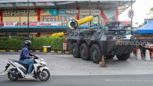 Kendaraan taktis TNI jenis Panser disiagakan di depan pusat perdagangan LTC Glodok, kawasan Glodok, Jakarta, Selasa (2/9/2025). [Suara.com/Alfian Winanto]